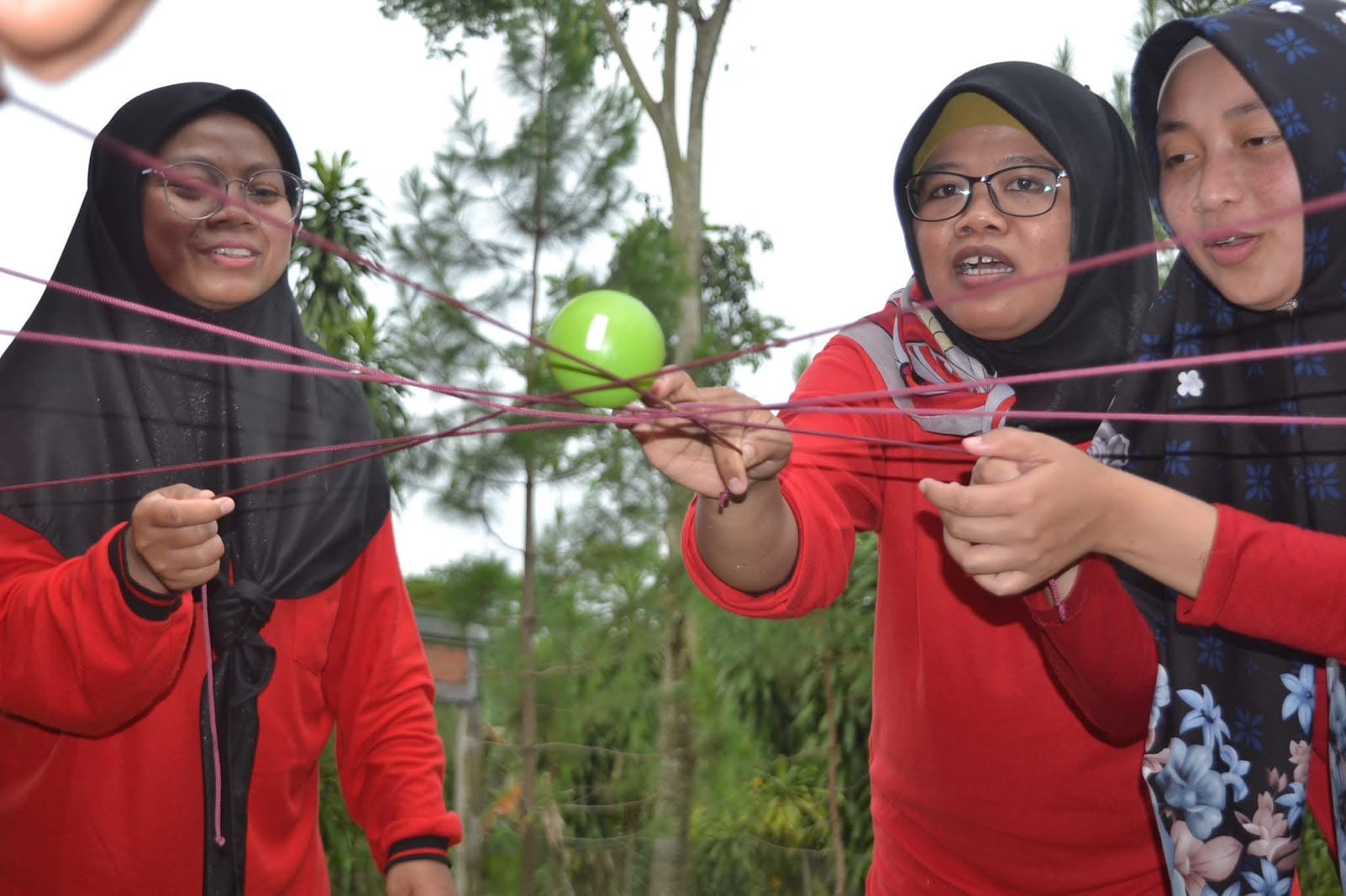 Tim mengikuti kegiatan team building dan outing di kawasan Guci