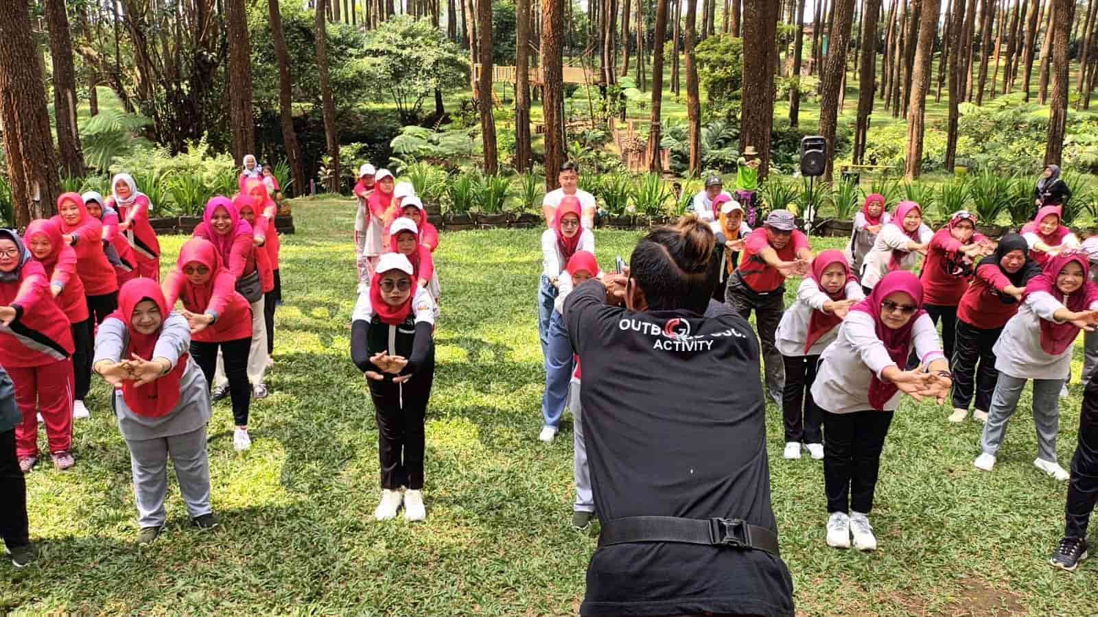 Kegiatan gathering keluarga besar yang hangat di Guci