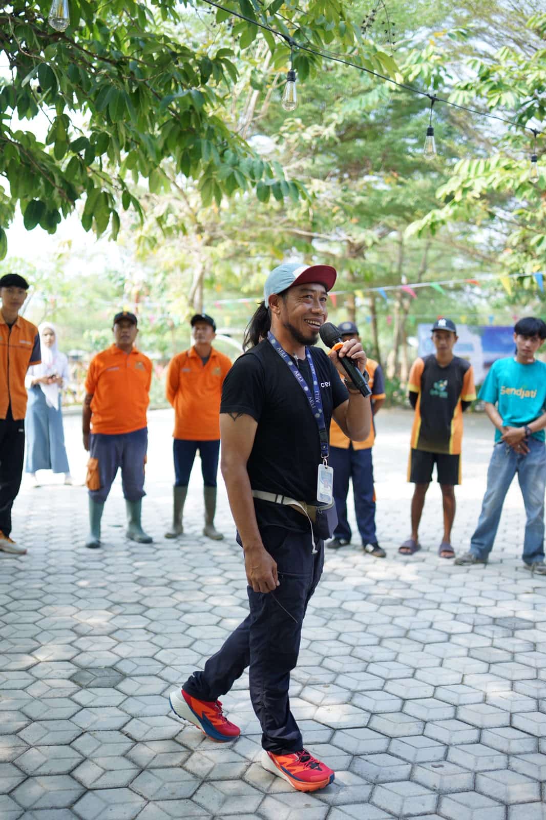 Anggota komunitas mengikuti kegiatan kebersamaan di Guci