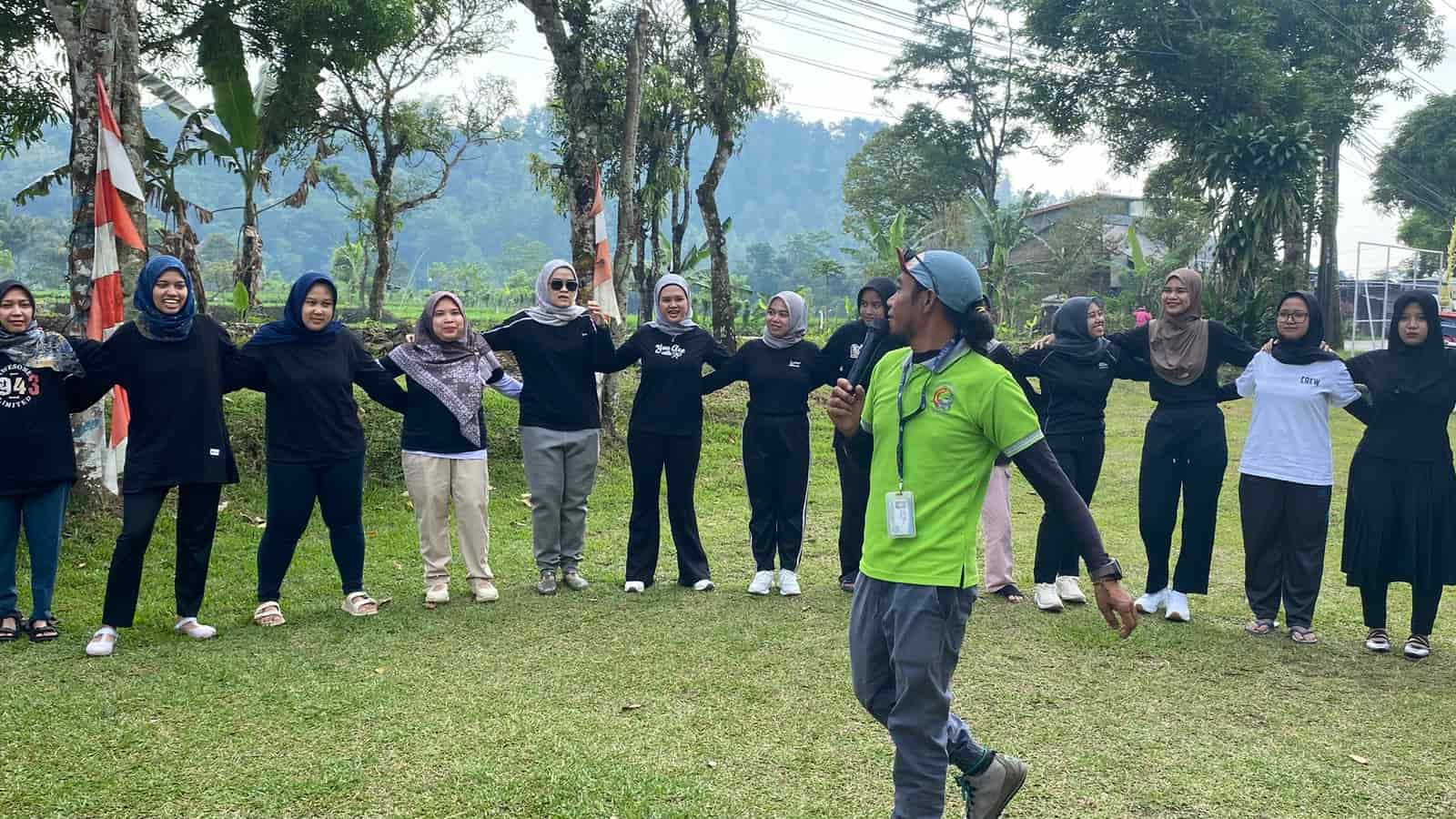 Suasana outing retreat perusahaan dengan pemandangan alam Guci Tegal