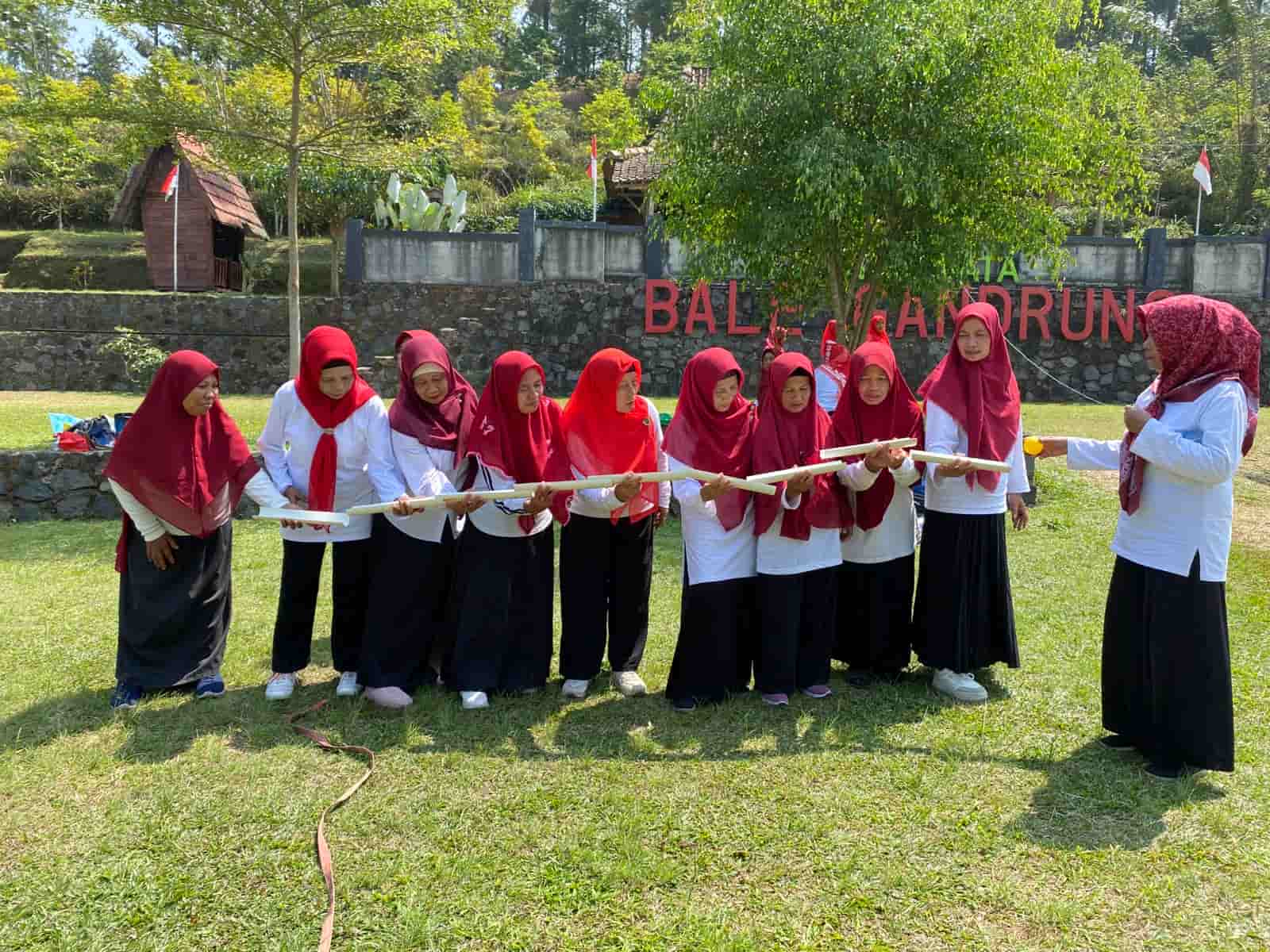 Kegiatan fun games dan ice breaking membangun kekompakan tim
