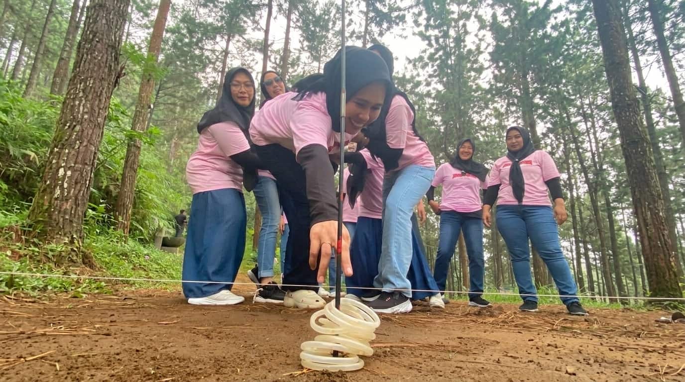 Rombongan gathering kelompok besar berkumpul di area outbound Guci