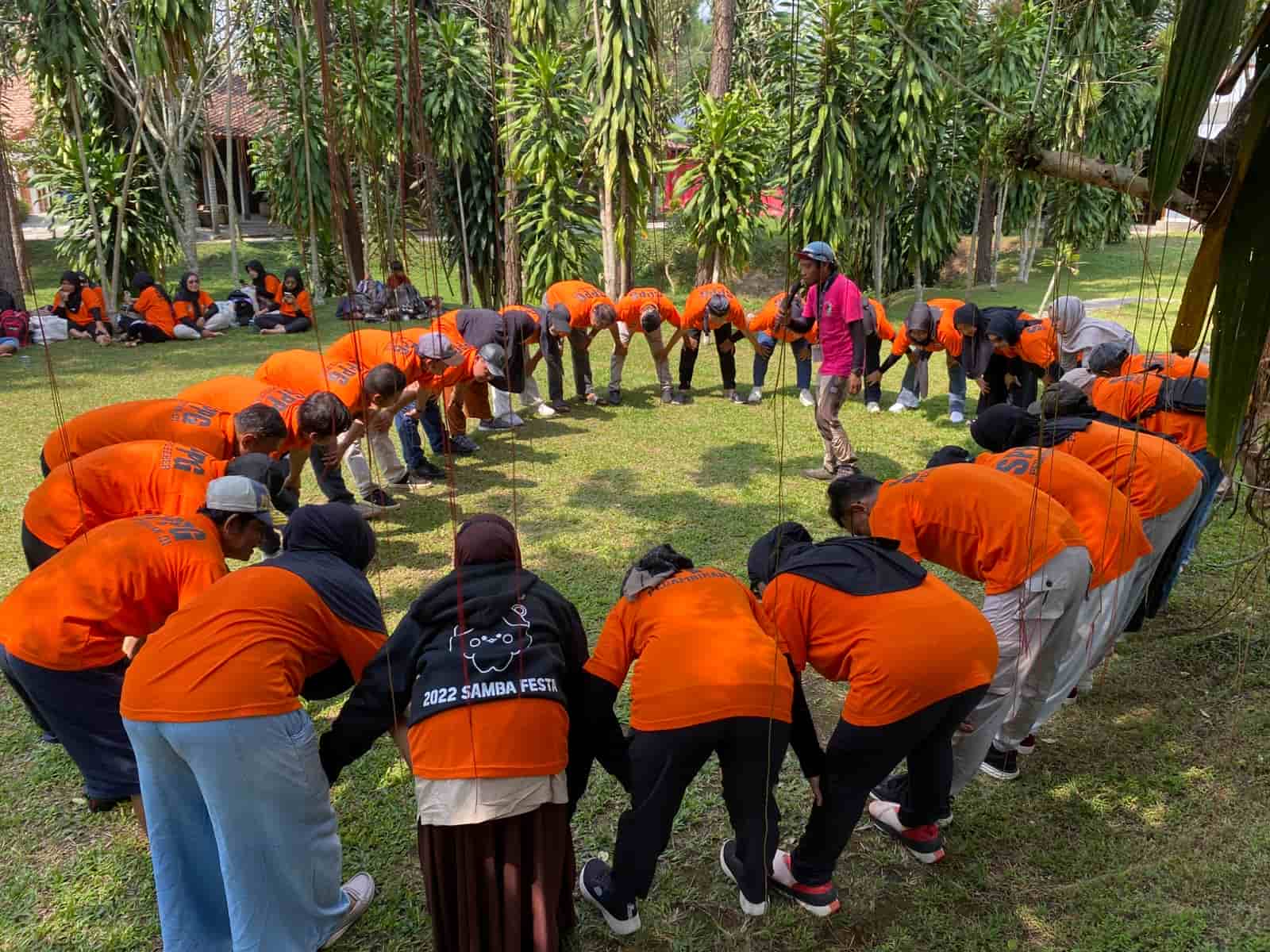 Peserta gathering komunitas menikmati kegiatan kebersamaan di Guci Tegal