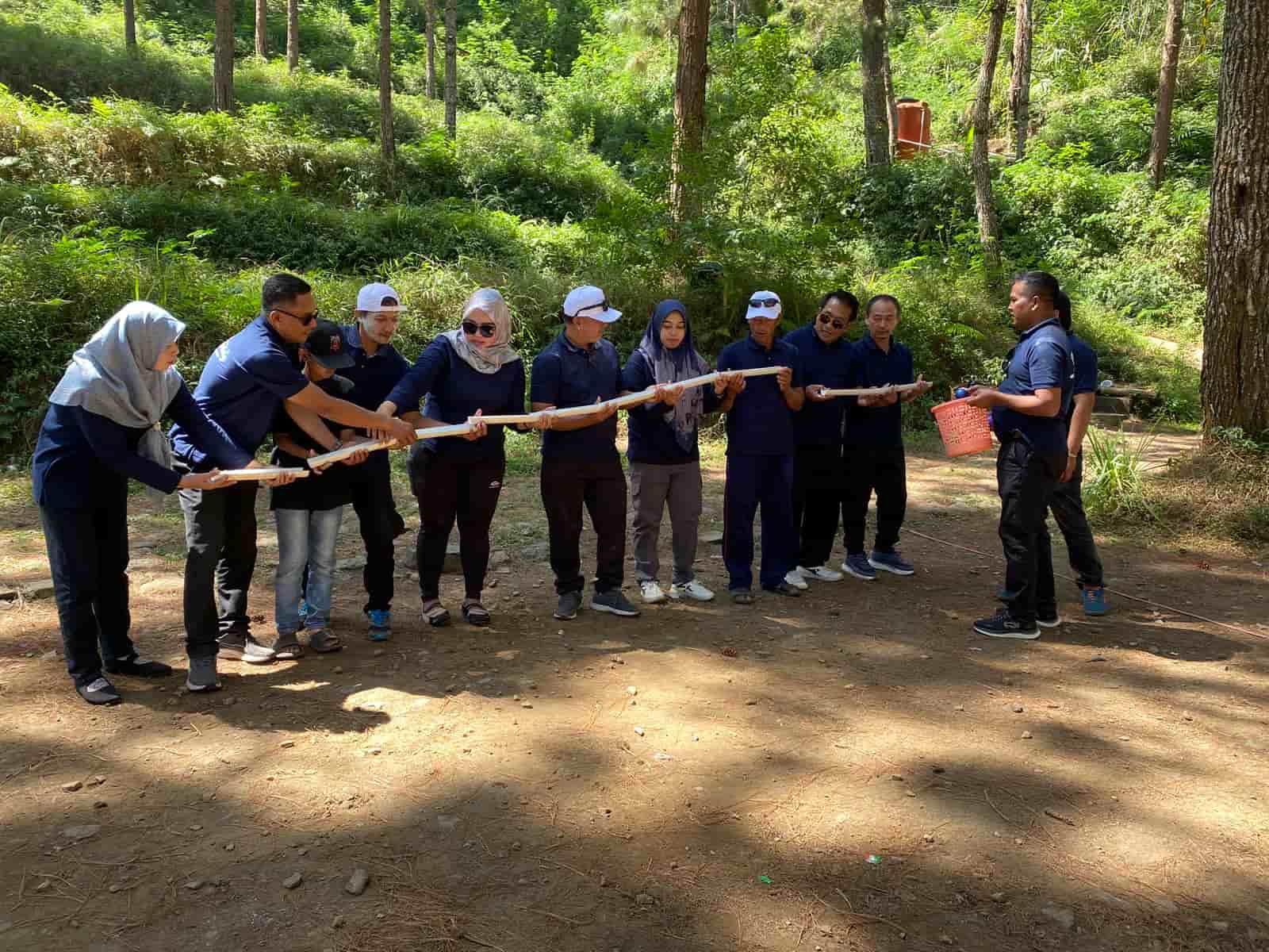 Tim mengikuti kegiatan team building dan outing di kawasan Guci